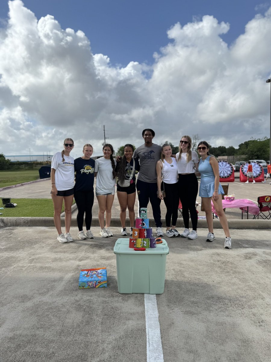 MsMcDaniel3's tweet photo. What a day! Our Cypress Ranch Student Athlete Leadership Team spent their Saturday Morning volunteering at the Reach Unlimited SpringFest. These athletes are great leaders and even better people! We even got to meet and take a pic with a Ranch Alumni! @CFISDAthletics https://t.co/84k3AF7g84