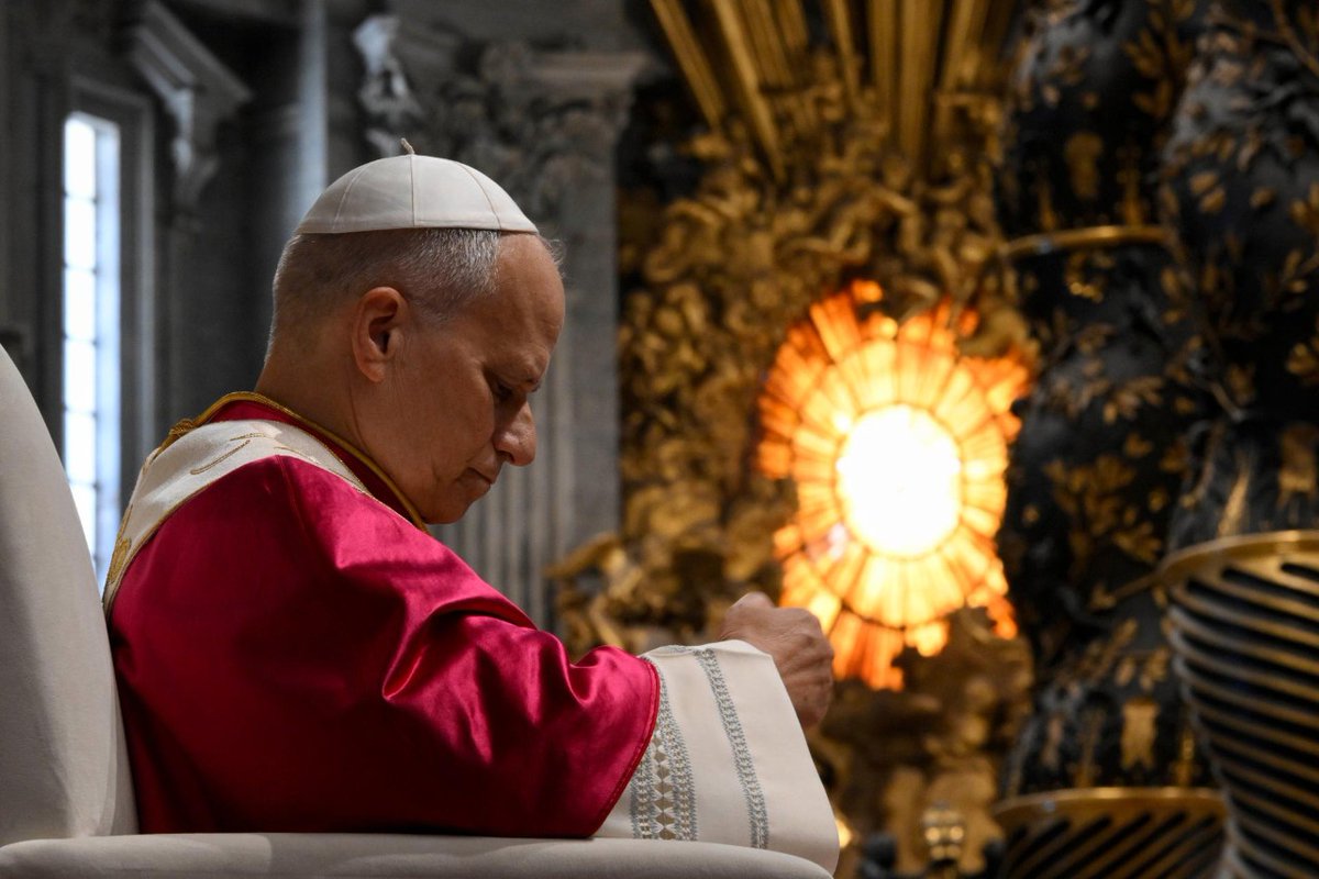 vaticannews_it's tweet photo. "Vi è la responsabilità di tutti noi, di tanti Paesi diversi: un’immensa moltitudine che ripudia la guerra, coi fatti, non solo a parole".
📸 © Vatican Media https://t.co/vS1RVJ13CX