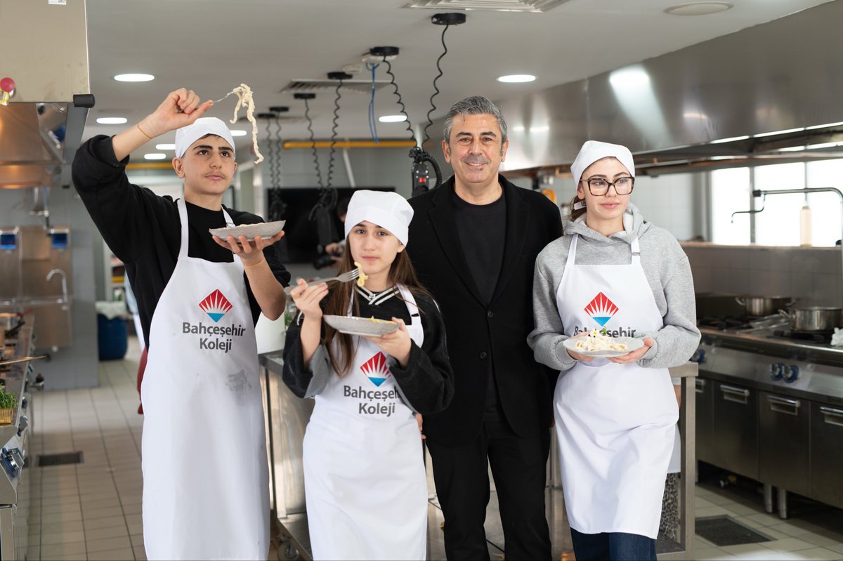 bahcesehir_k12's tweet photo. Dünya Mutfağı Atölyelerinin #ŞimdiSırası 🌍✨

BAU Gastronomi iş birliğiyle düzenlenen bu özel atölye serisinde, minik şefler bugün keyifli bir başlangıç yaptı.🤩

Farklı kültürleri yeni tatlarla keşfettikleri bu özel deneyim için bir sonraki hafta tekrar buluşmak üzere. 🧑‍🍳👩‍🍳

#BahçeşehirKoleji