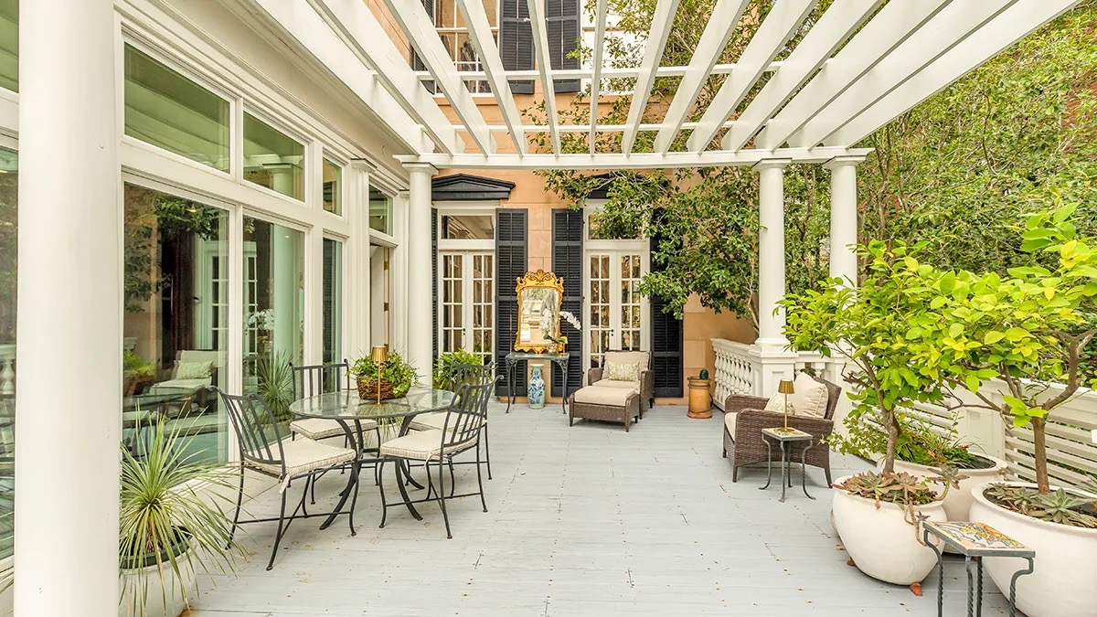 corcorangroup's tweet image. Most #Savannah dining rooms have #history, but this one has a 1995 #Hollywood credit! 🎬 This 1855 #GreekRevival #mansion spans a massive 80-foot-wide lot on #LafayetteSquare. ✨ See more of this #Historic $5 Million home on Robb Report:  bit.ly/4ech6Hy 👈