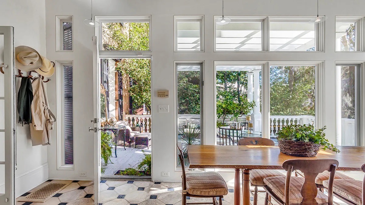 corcorangroup's tweet image. Most #Savannah dining rooms have #history, but this one has a 1995 #Hollywood credit! 🎬 This 1855 #GreekRevival #mansion spans a massive 80-foot-wide lot on #LafayetteSquare. ✨ See more of this #Historic $5 Million home on Robb Report:  bit.ly/4ech6Hy 👈
