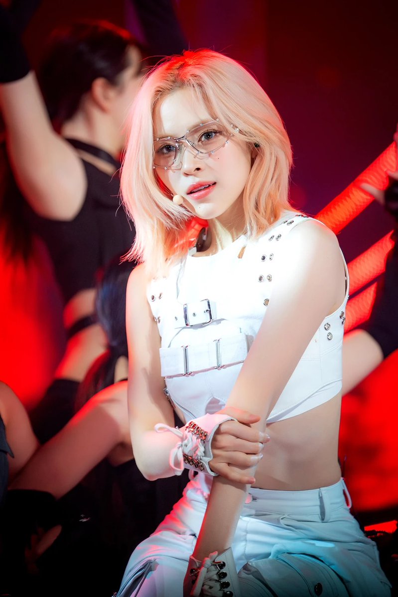 itzy pics tweet media