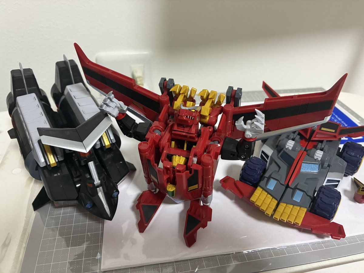 久々にダイナゼノンを一時解散しようとしたら、ガッチリくっ付いてて夢芽さんが蓬を全然解放してくれない
 #SSSS_DYNAZENON