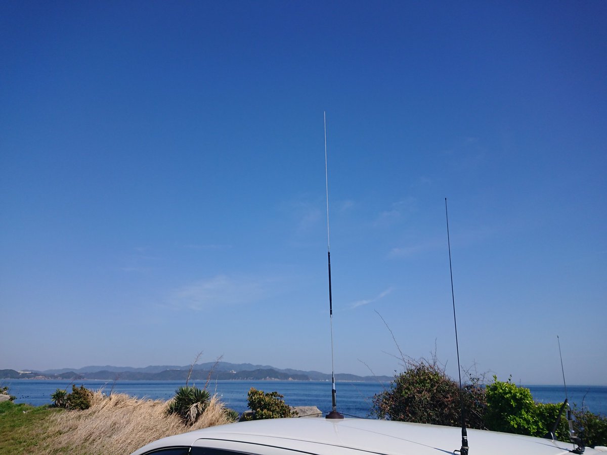 今日はお天気もよくて四国の右上3702鳴門市で和文電信移動しました
淡路島が見える鳴門海峡近くの海岸です
青い空と青い海
電離層も青空で3時間で3局
の～んびりと交信出来ました
各局ありがとうございました