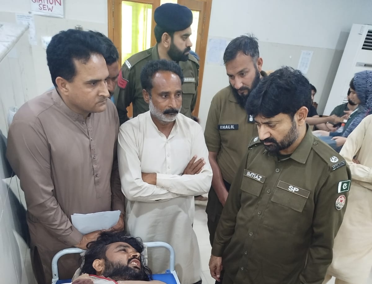 فیصل آبادتھانہ ستیانہ چمڑیل جھال مارکیٹ میں ڈکیتی مزاحمت پر ڈاکوؤں کی فائرنگ سے شیراز نامی نوجوان زخمی،سپتال منتقل ڈاکو دوکاندار سے 20 ہزار روپے چھین کر لے گے ایس پی جڑانوالہ سمیت پولیس کی بھاری نفری موقع پرپہنچ گئی تفتیش جاری،