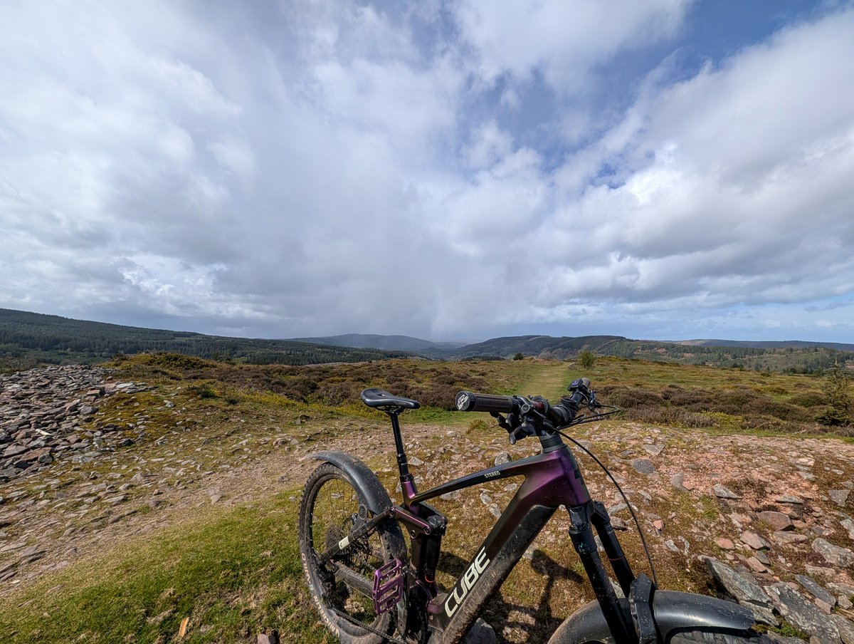 gazwagon's tweet image. Lap around the estate, the old gaff looking good. #mtb #exmoor @Absolutemtb1 @UKMTB_Chat