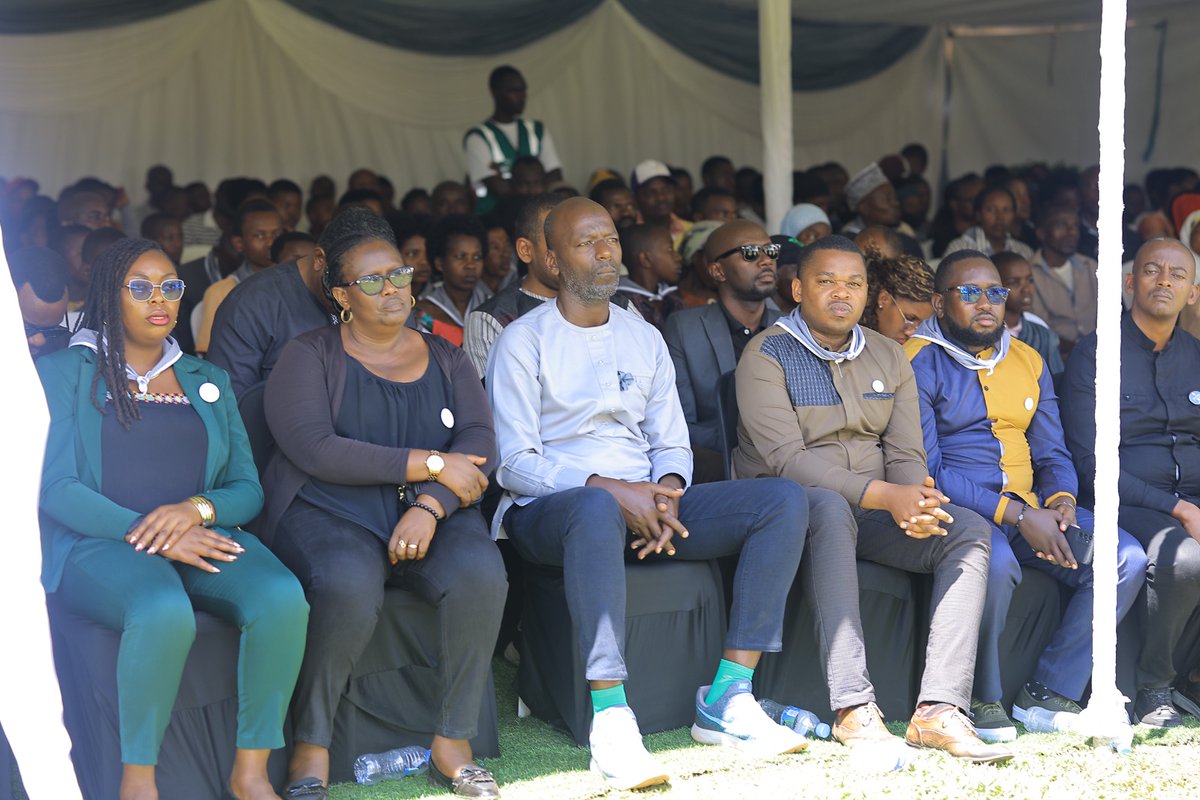 Nyarugenge's tweet photo. Depite @ICYITEGETSEVEN1, Umuyobozi Nshingwabikorwa w'Akarere ka Nyarugenge @AlexisIngangare n'abagize Inzego z'Umutekano bifatanyije n'abaturage b'Umurenge wa Kanyinya mu gikorwa cyo Kwibuka ku nshuro ya 32 abazize Jenoside yakorewe Abatutsi.  
Kwibuka, Twiyubaka
#Kwibuka32 https://t.co/bntPA2pZlx