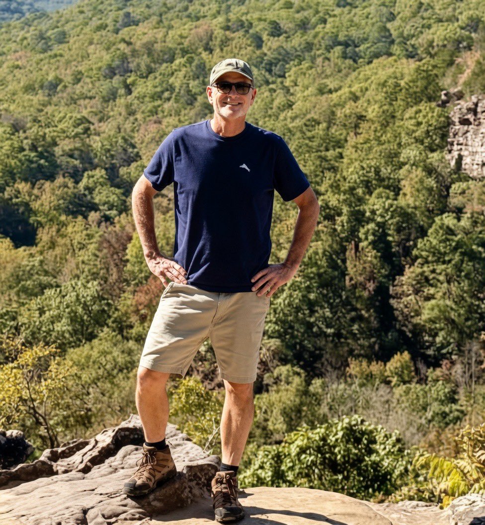 michael25961337's tweet image. One of my favorite Arkansas hikes. Hawksbill Crag. Depending on the time of year, it can be really beautiful.

#hiking #outdoors #nature #maturemen #oldermen #dilf