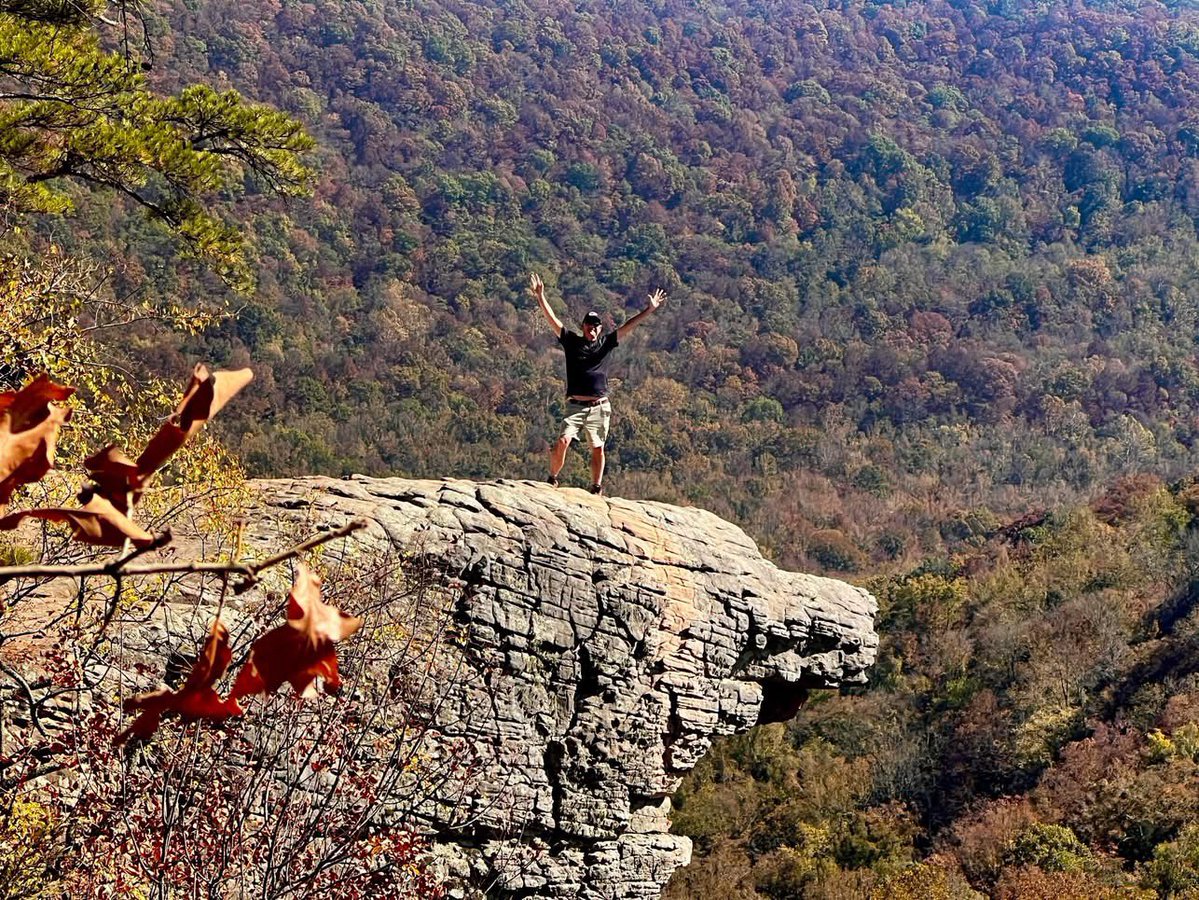 michael25961337's tweet image. One of my favorite Arkansas hikes. Hawksbill Crag. Depending on the time of year, it can be really beautiful.

#hiking #outdoors #nature #maturemen #oldermen #dilf