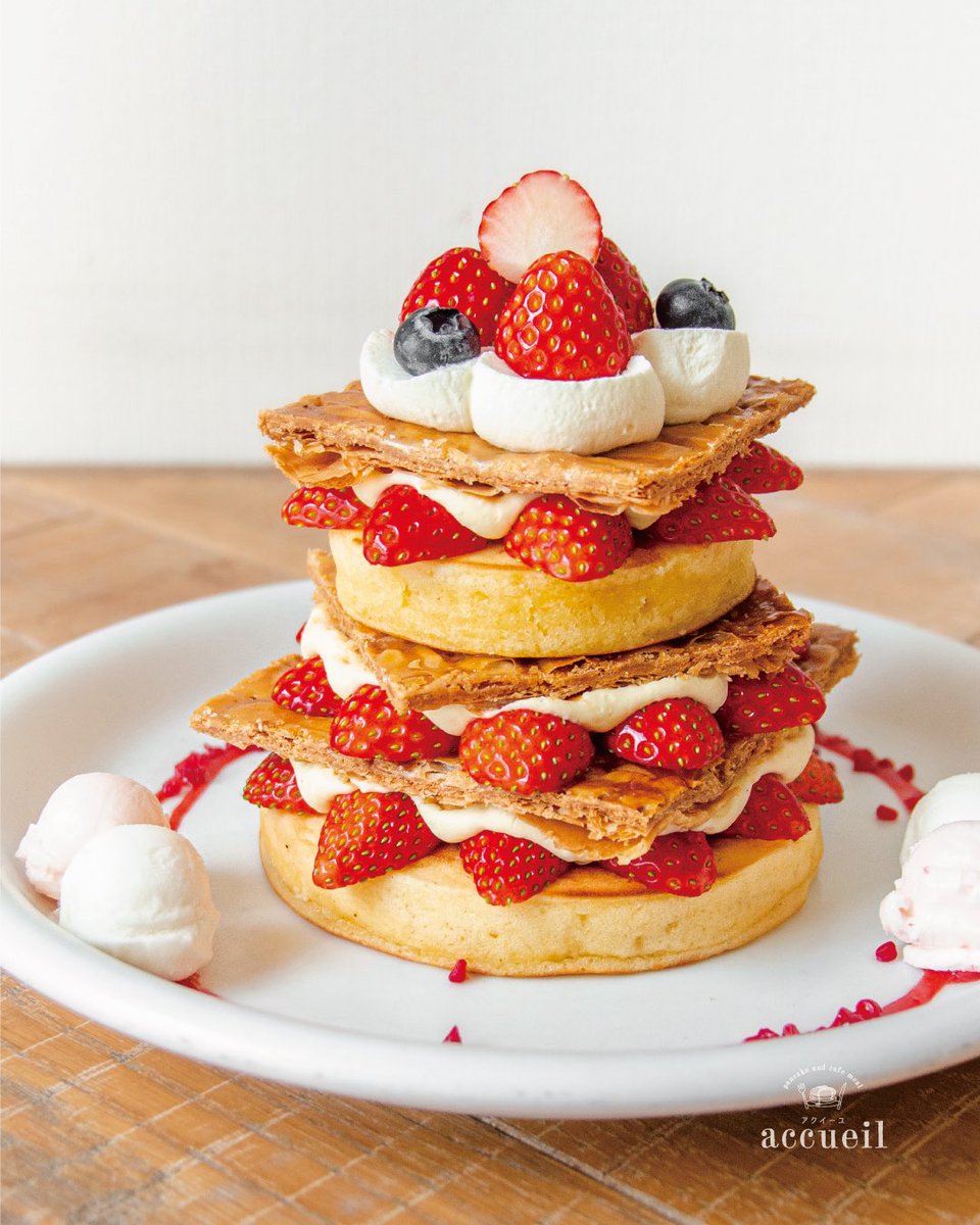 accueilEbisu's tweet photo. 💛🍓苺ミルフィーユパンケーキ🍓💛

もっちりパンケーキに
旬の苺をこれでもかと敷き詰め😳👏

クリームチーズを混ぜ込んだ
コクのあるなめらかなカスタードクリームに
香ばしくキャラメリゼしたサクサクなパイを重ね、

春の定番スイーツ“ミルフィーユ”を表現しました🌷✨

https://t.co/ykVfFvCWAg https://t.co/bC7XDaCVSy