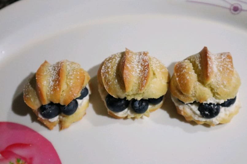 AaronsPastries's tweet photo. Made these cream puffs with blueberries and now i don’t want to share 😭🫐 

Follow @AaronsPastries for more! https://t.co/GPpX2qyBBq