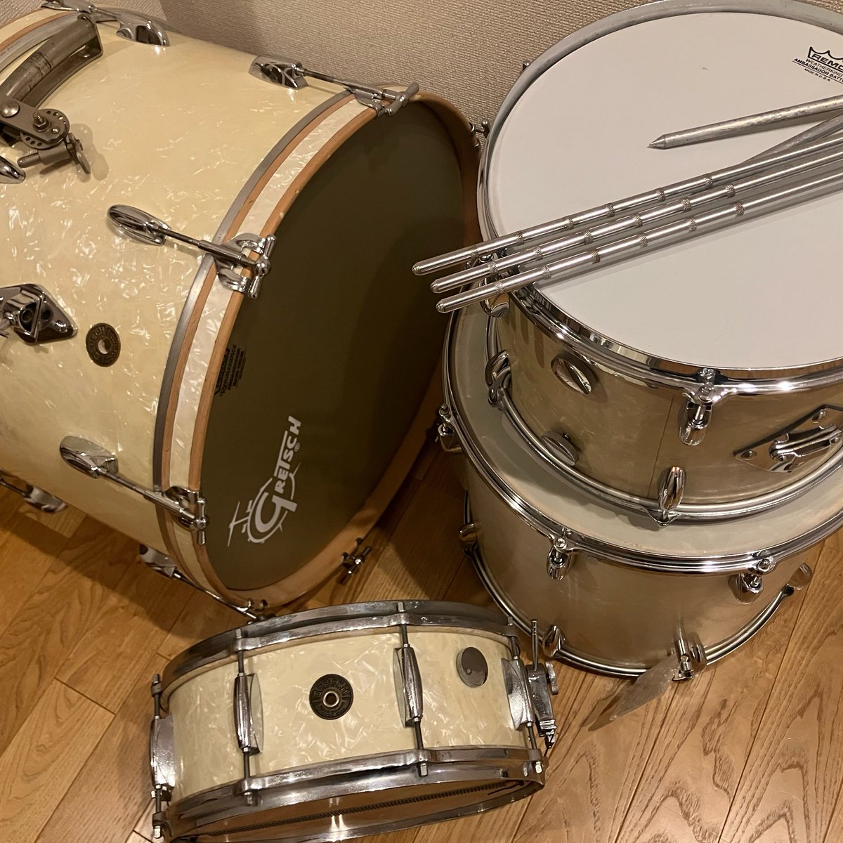 QIl1WSgFaN99132's tweet image. 遂にマッチング！！カラーもお揃いのブロードキャスター50s！！
#gretsch #drums #ブロードキャスター