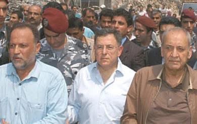 Jamalchaiito1's tweet photo. شو عمل #نبيه_بري بعد ما وقفت #حرب_تموز بيومين ؟؟!!

كان صرلو نبيه بري سنين طويلة مش نازل عالضاحية ولا فايت يتمشى بشوارعها، 

بعد يومين من وقف اطلاق النار نزل وأخد معو مين ؟!!

اخد معو #فؤاد_السنيورة وصاروا يتمشوا بحارة حريك وبير العبد مطرح ما الدمار كان غير مسبوق بتاريخنا ويتفقدوا الاضرار ويسلموا عالناس المتواجدة بالشوارع على انقاض بيوتها ..

مين فؤاد السنيورة ؟!

ما بعتقد بحاجة حدا يشرحلكم مين السنيورة وشو نوع العلاقة السياسية يلي كانت بتجمعوا بالثنائي ولا سيما حز.  ااا ولا سيما في اثناء حرب تموز ..

هيدا المثال عم نتذكروا سوا لنعرف كيف رح تكون عملية ادارة الازمة الحالية بحربها وبمفاوضاتها وشو ممكن تكون نتيجتها وابعادها ونهاياتها ..

بالنسبة للرئيس بري ولقيادة الحزب في خط احمر عم يحاول الاسراخيلي يغرقهم فيه،
ينقل المواجهة ا��ى الداخل بمختلف الطرق وبعدة ادوات،

الخط الاحمر يلي لازم كلنا نلتزم فيه،
ممنوع ننقل المعركة للداخل لانو هيدا ببساطة بخسرنا النا وما بربحهم الهم وبس بريح الاسراخيلي،

وما بيرتاح الاسراخيلي الا على دمنا وعلى وجعنا وتفتتنا وتشرذمنا ..

الامور بدا صبر وبدا حكمة وبدا استيعاب،

نزلات الشارع والهتافات البلا طعمة هيدول ضررهم اكبر من فايدتهم، ويلي عم يدعي عليهم انسان متواطىء مع العدو او غشيم او غبي او مجرد حاقد ..

لو ما هيك ما كان النائب ابراهيم الموسوي المرة الماضية اضطر يحكي يلي حكاه بالمظاهرة ولا كان اضطر اليوم النائب حسن فضل الله يصوب الامور ..

ديروا بالكم السنيورة اصعب واذكى وادهى بكتير من الموجودين حاليا، ورغم هيك صار رئيس حكومة سابق ..

بس بدا شوية رواق وحكمة وتخفيف الادمغة الحامية والالسن الطويلة والتحركات المشبوهة ..

#منقول