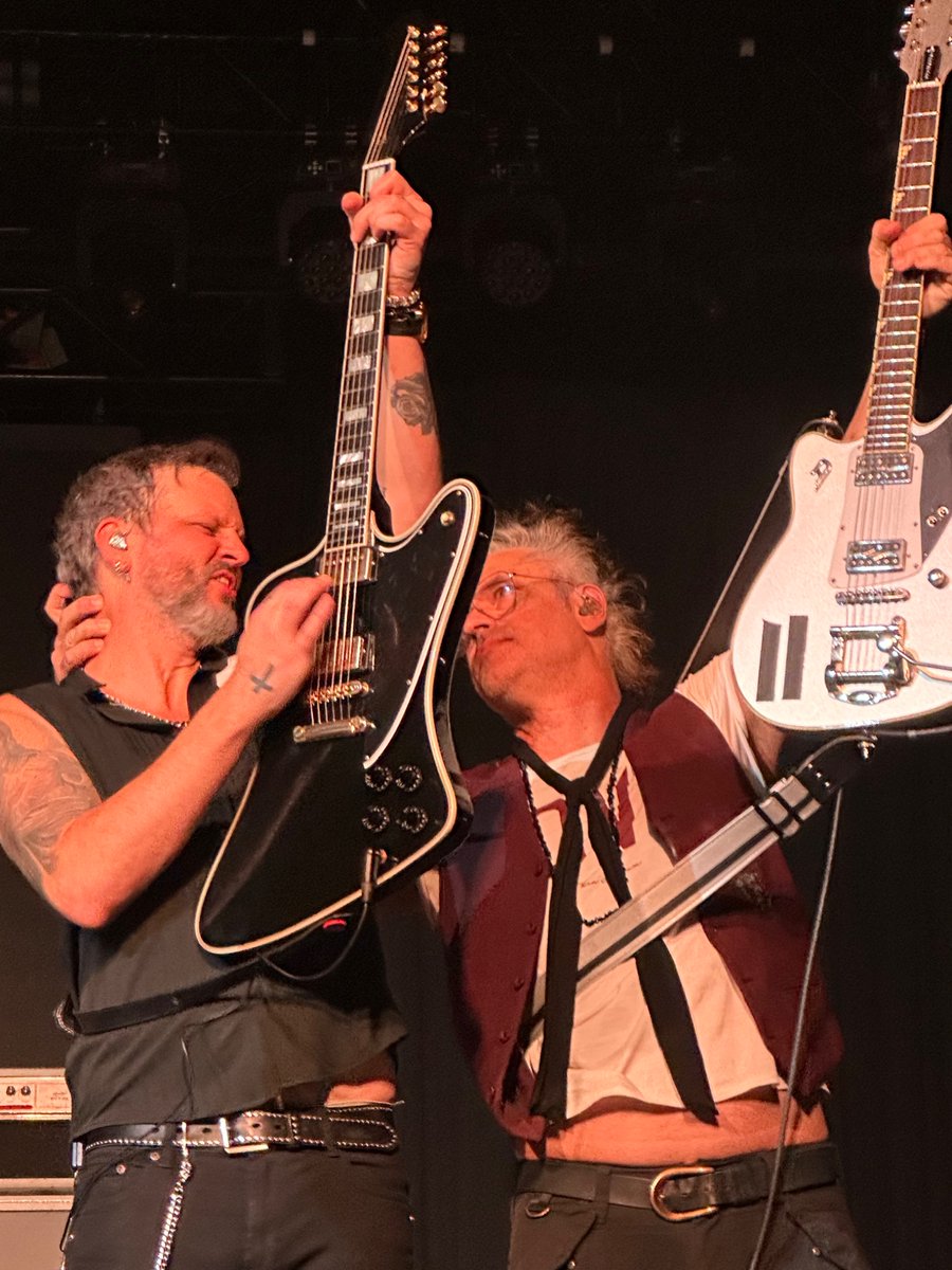 WeatherGalCass's tweet image. What a night with @CollectiveSoul ! 🤘🏻👏🏻🎶 #FrontRow @Hollywood_CTown