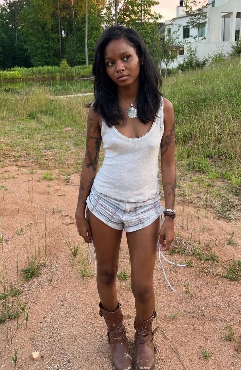 didhebzx32's tweet image. being able to throw on tiny little shorts in the summer bc skinny legs is the fit 🎀🦋 #edtwtㅤ