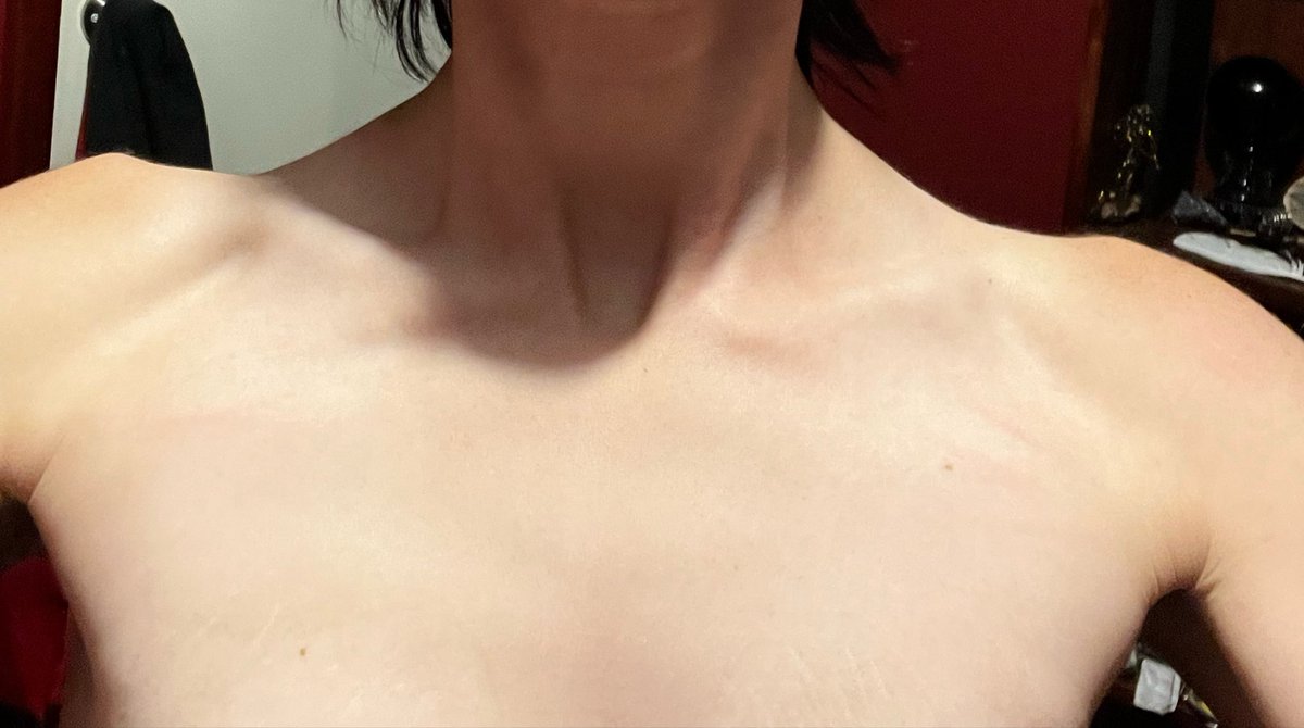 hangedmansbones's tweet image. Ugh the only way you can see my chest bones on camera AND BARELYYYY FMLLL #edtwt #bodycheck #fml #transedtwt