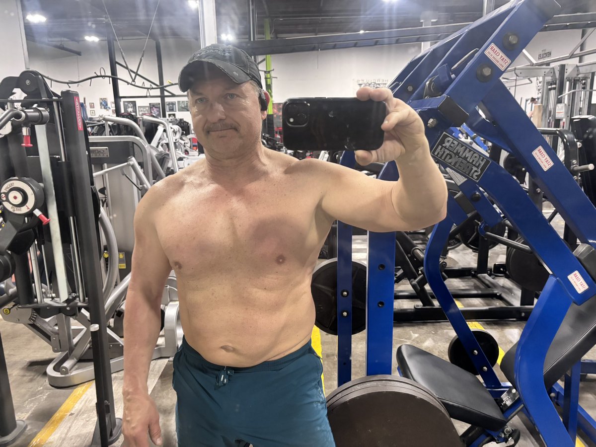 Russell_Writer's tweet image. 50 Shades of Sweaty Shirtlessness… #bodybuilding #liftingheavyshit #muscle #trainer #swole #yoked #saturdaymorning #beastmode #beefcake #filmmaker #writer
