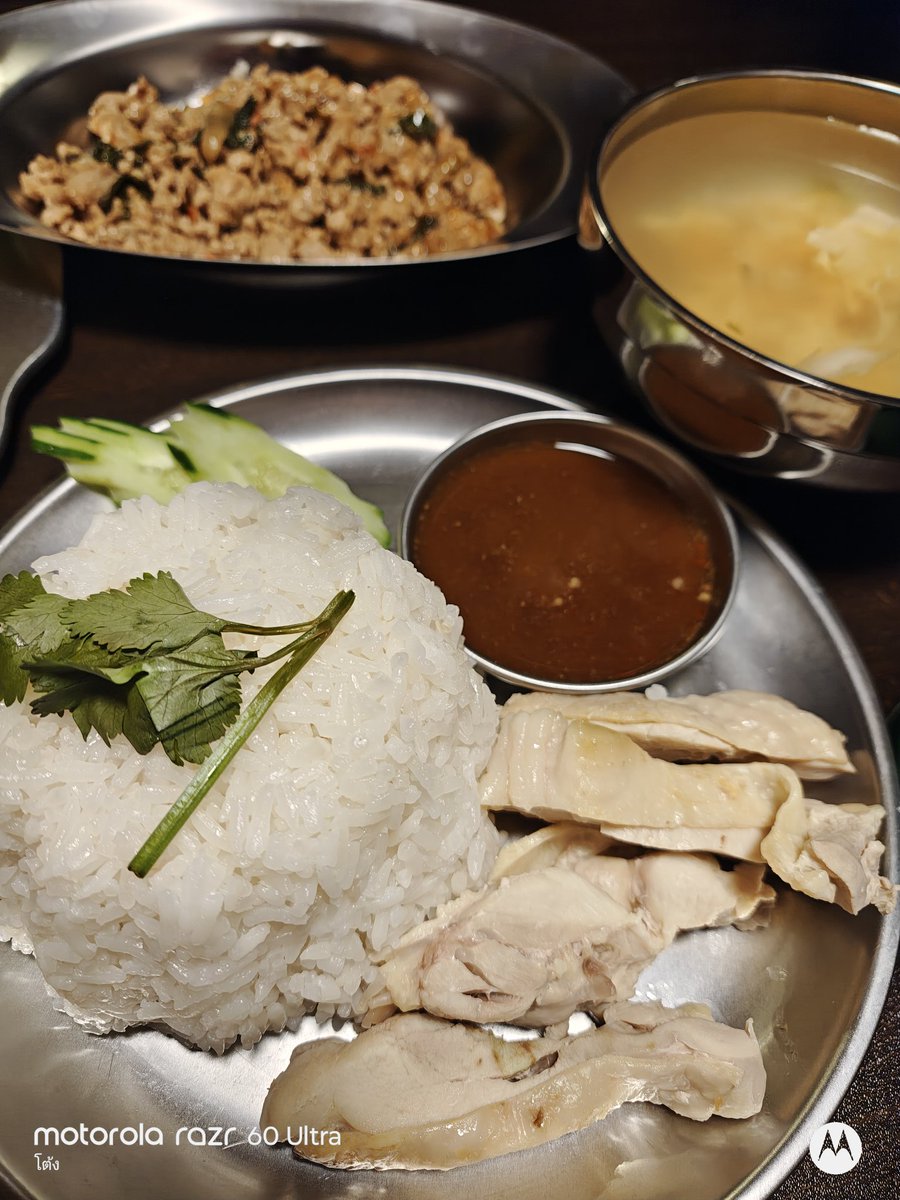 okabe_jp's tweet photo. 買ってきた物を盛り付けるだけの簡単なお仕事です。ｗ
今日はアルミ食器で統一しましたー。
カトラリー？類3人前入ってたけど、ひとりで食べるんですけどねーｗ
タイ語忘れたので、タイ語のハッシュタグは省略ですｗ
#カオマンガイ
#ガパオ
#ガイヤーン
#ヤムウンセン
#タイ料理
#宇田川カオマンガイ https://t.co/FMySflnRKb