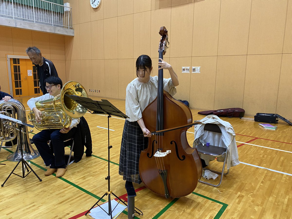 bmswindensemble's tweet photo. 今日も練習お疲れさまでした。
しかし今日は良い天気で暑かったですね💦
ついこの間まで体育館で凍えていましたが、すぐに暑い暑い言い出すんでしょうね。

さて課題曲の譜読みをして3週間、来週そろそろ決まりそうです。
みなさんはどの課題曲にしたのでしょうか？
では来週も頑張りましょう！ https://t.co/A5VgU9dyuK