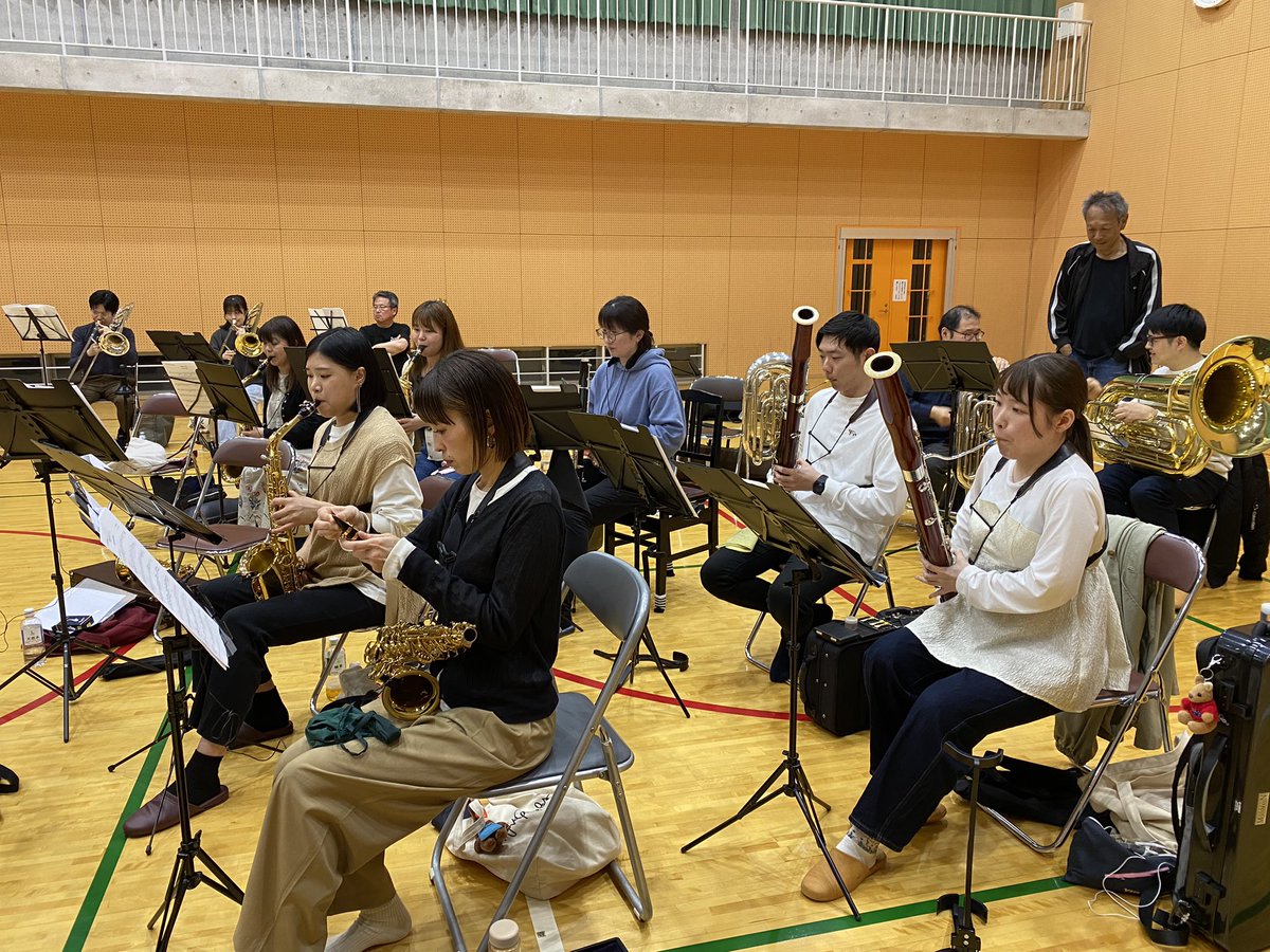 bmswindensemble's tweet photo. 今日も練習お疲れさまでした。
しかし今日は良い天気で暑かったですね💦
ついこの間まで体育館で凍えていましたが、すぐに暑い暑い言い出すんでしょうね。

さて課題曲の譜読みをして3週間、来週そろそろ決まりそうです。
みなさんはどの課題曲にしたのでしょうか？
では来週も頑張りましょう！ https://t.co/A5VgU9dyuK