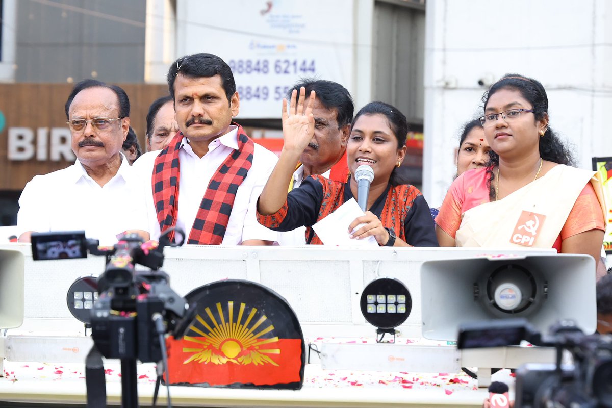 V_Senthilbalaji's tweet photo. சிறுபான்மையினர் தொழில் தொடங்க TAMCO மூலம் கடன்பெறும் உச்சவரம்பின் அளவு 30 லட்சம் ரூபாயாக உயர்த்தப்படும் என்று கழகத்தின் தேர்தல் வாக்குறுதியில் அறிவித்துள்ள மாண்புமிகு தமிழ்நாடு முதலமைச்சர் தளபதி @mkstalin அவர்களின் நல்லாசிகளுடன், இன்று, கோவை மாவட்டம், கோவை தெற்கு சட்டமன்ற தொகுதி, கோட்டைமேடு பகுதியில்,  திராவிடர் கழக துணைப் பொதுச் செயலாளர், வழக்கறிஞர் செ.மெ.மதிவதனி அவர்களுடன் உதயசூரியன் சின்னத்திற்கு வாக்கு கேட்டு தேர்தல் பரப்புரை மேற்கொண்ட போது..

வாக்களிப்பீர் உதயசூரியன் 🌄 

#கோவை_தெற்கு
#VoteForDMK
#ஸ்டாலின்_தொடரட்டும்
#தமிழ்நாடு_வெல்லட்டும்