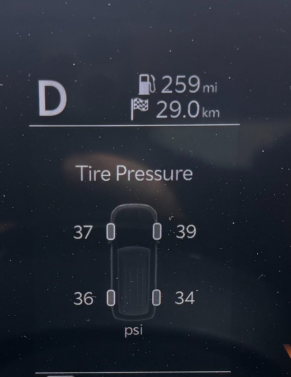 LC_711's tweet photo. @Avis Car Nro.56123023 - Car Reserved. Nro. 601410714
Me dieron un auto sin luz de freno, sin luz de giro y con problemas de presión en neumáticos. Hice reclamo, no tenían otro auto para cambiar. Un peligro manejar así! 
Recomiendo no contratar Avis
No te asisten, eluden reclamos https://t.co/w2Vc1Gj4aA