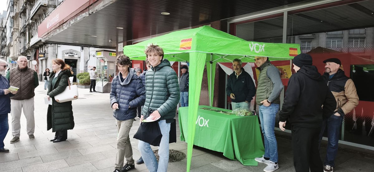 AlvaroJDiazMel1's tweet image. 📣 El equipo de @VoxPontevedra ha montado una mesa informativa esta mañana en #Vigo .

¡Gracias a todos los vecinos por su cercanía y apoyo! Vuestra respuesta ha sido increíble.

¡Nadie nos frena en la reconquista de lo nuestro! 💪🏻🇪🇸