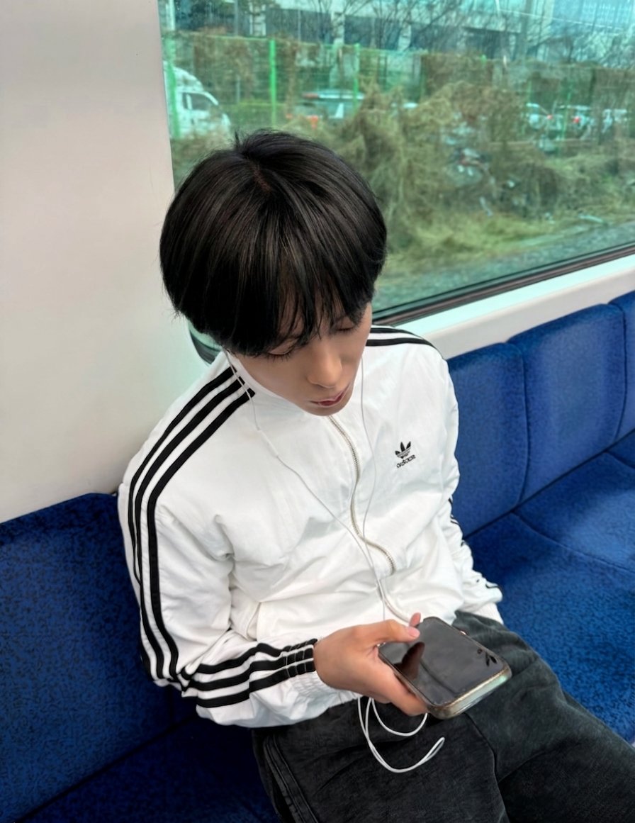 흰색 아디다스 져지를 입은 유우시 선배 ㅎㅎ