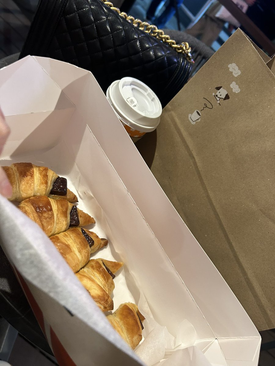 ajsig44gg's tweet photo. サンマルクチョコクロのリニューアル記念のボックス🍫チョコクロ5個と500円チケット4枚つくから実質チョコクロ5個無料🥺

楽天楽券でサンマルクのチケット2000円分使ったからポイントついて少し安くかえた🤏
大満足🥰 https://t.co/cbEC4lmToh