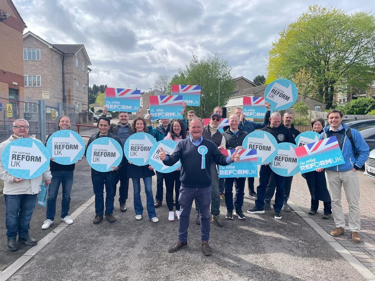 ReformDaily_'s tweet image. 🚪 Reform Oxfordshire out campaigning in Barton today for Felix Bloomfield

A strong turnout from volunteers backing the push for change

Felix Bloomfield - Barton &amp;amp; Sandhills - May 7th 🇬🇧

Vote Reform!

#ReformUK #Oxfordshire #LocalElections