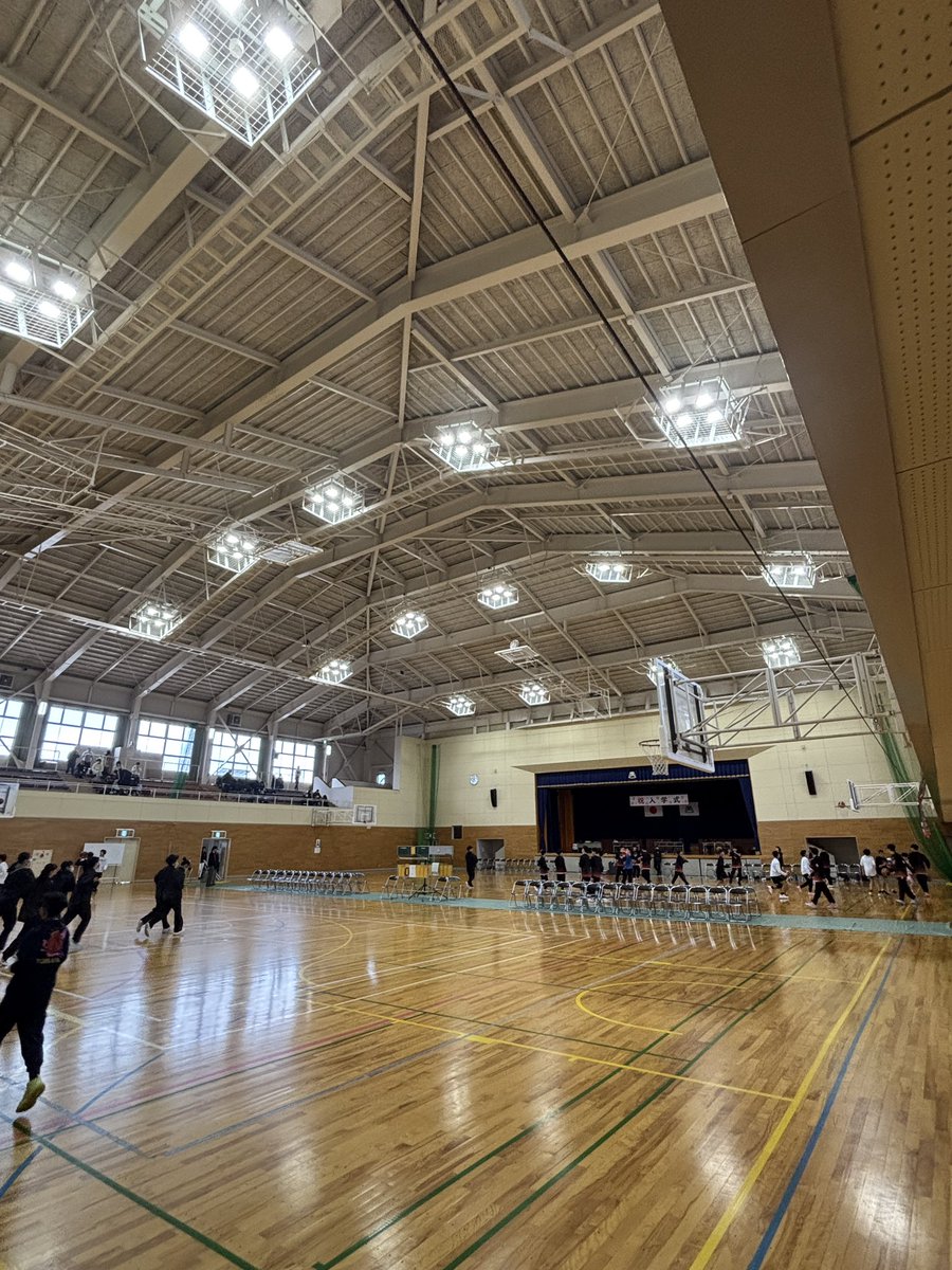 bbplayercoach's tweet photo. 今日明日は遠征。
アシスタントコーチとして主に1年生を見ることが多く、今日は昼間に1年生だけのゲームを。
子供達にはずっと「アピール」をテーマとして伝えているのだが、特にこの1年生のアピールが凄まじい。

ハドルで周りが興味を引くほどに声を出し、ベンチ含めてとにかく明るい（しっかり仲間の応援をする）。
参加2日目の子が「コーチ試合に出たいです」と主張したり、自分が伝えたポイント通りに動いて得点に繋がったり、シュートを褒めると全力で喜んだり…

とにかく自分の気持ちを伝えることが得意な子が多く、それがチーム（上級生）へ良い影響を与えている。

全国色んなチームを見て来たが、これほどの表現をする1年生軍団は見たことないかもしれない。とてつもないポテンシャルを秘めている。

そんな個性派1年生軍団の成長を楽しみにしている。