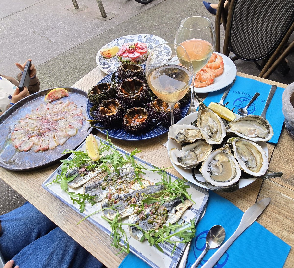 MichelleMoggio's tweet image. I just arrived in #Antibes so you can probably guess what I did #FrenchRiviera #seafood #TheParisEffect #travel