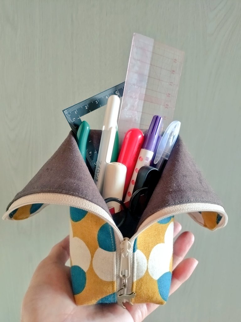 今日は変わった形のペンケースを作ったよ🧵
ファスナーの片側だけを使う面白い仕様～
ファスナーを開けてガバっ！と開けば自立するペン立てに早変わり🪄
裁縫の時に使うペンや定規を入れておけば、わざわざ裁縫箱をガサゴソする必要なしで便利☺️✨