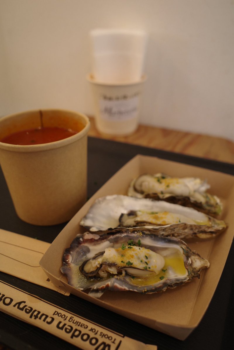 shi_kokonoka's tweet image. 今更だけどレポ📝

1日目は雨が降ってしまって気持ちもどんよりしてたんだけど、食べ歩きイベントがやってて夫がやろうと言ってくれたので食べ物に集中した😂
エビのパリパリ🦐すごく美味しくて気に入った💖

屋根のあるところはあるけど、基本野外なのでベビーカーじゃなく歩いてもらった👶🏻
#vison