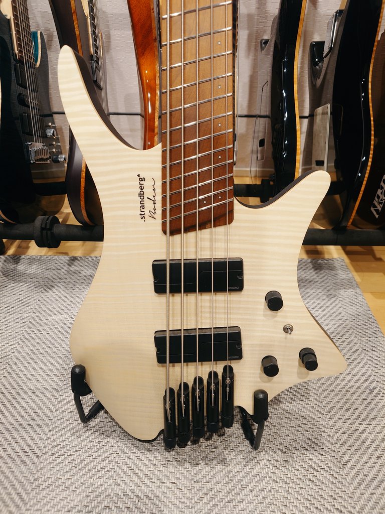 risan_ba's tweet image. まいにゅーぎあ！🔥
strandberg Boden Bass Standard 5 Natural

新しいベース買っちゃいました✌️🤤✨
まさかのヘッドレス！ファンフレット！！
持ってたら面白いかと思って…🥹笑
軽いのが最強すぎる😤

トラさんお休みなのにありがとうございました！🙇
#mng #Strandberg