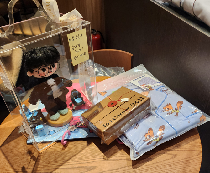 dua_0829's tweet image. 언제 올릴까 고민했는데 이제야 올리네요.
커리어선수 LCK 데뷔에 맞춰 어야(@uhya_0829)님과 함께 보냈던 인형과 잠옷, 엽서북 공유합니다.
선수가 잘해주길 바라는 마음으로 급하게 준비했었는데 결과물이 만족스러워서 행복했던 기억이 있네요.
앞으로도 많은 응원 부탁드립니다.
#career #커리어