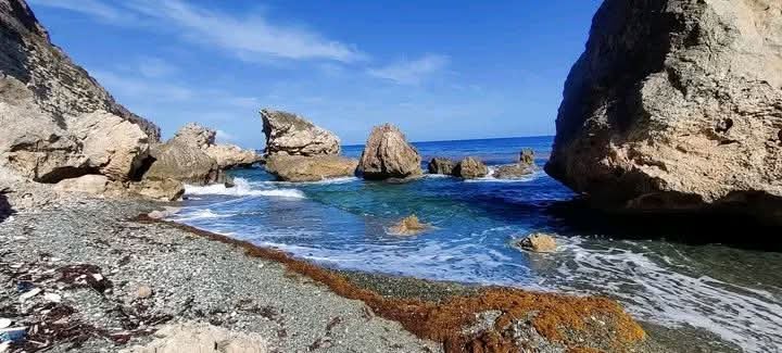 El 11 de abril de 1895, José Martí; el Generalísimo Máximo Gómez, y otros patriotas desembarcaron en Playita de Cajobabo, Guantánamo, para incorporarse a la Guerra Necesaria. Una "playa de piedras" y "Dicha grande". 
#MonumentoNacional 🇨🇺
#CubaViveEnSuHistoria