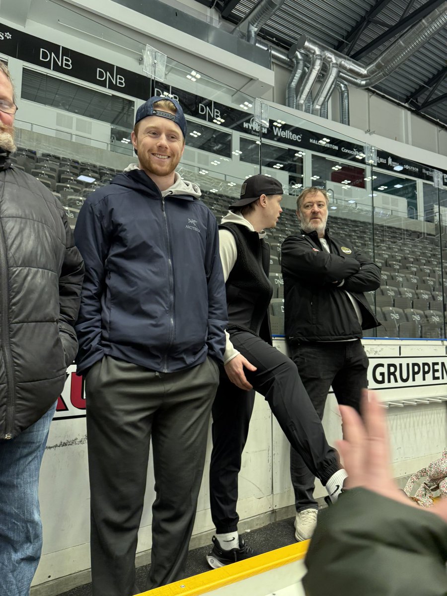 superlaget1's tweet photo. ag på årets siste trening fikk vi låne Oilers ALag garderoben. 
Det var ærefullt å få låne garderoben og mange tusen takk for vi fikk låne den @stavangeroilers, det var den perfekte avslutningen på sesongen for gjengen 🖤💛
Tusen takk til spillerne som kom innom https://t.co/NEOGLrlCjU