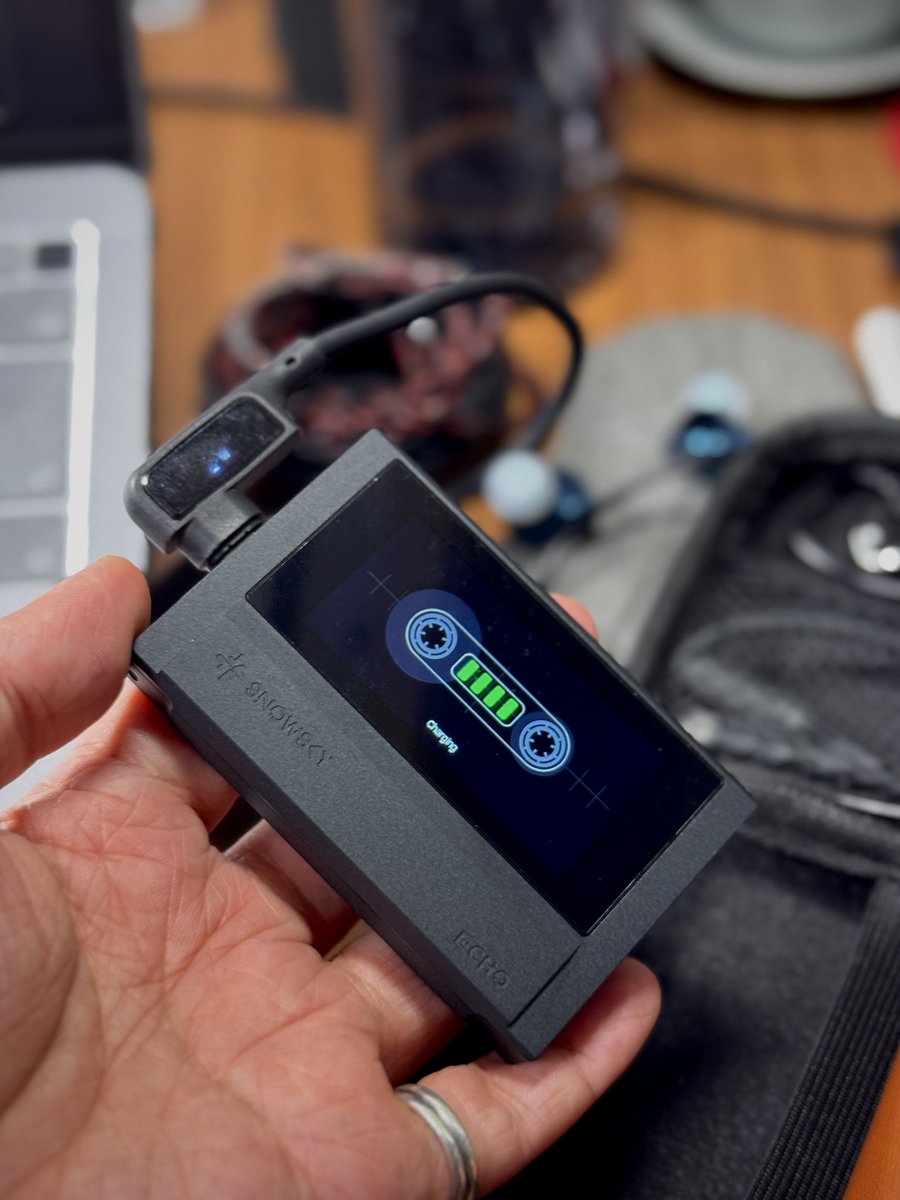iprefferwired's tweet photo. Echo(miniじゃない方)はDACとしても使えて、充電画面までかわいいからもっと話題になってもいいのにな、と思ってるわたしです📼✨

#Fiio 
#Snowsky
#SnowskyEcho
#notmini 
#lovelythings
#audiolover https://t.co/qx16AcXE3i