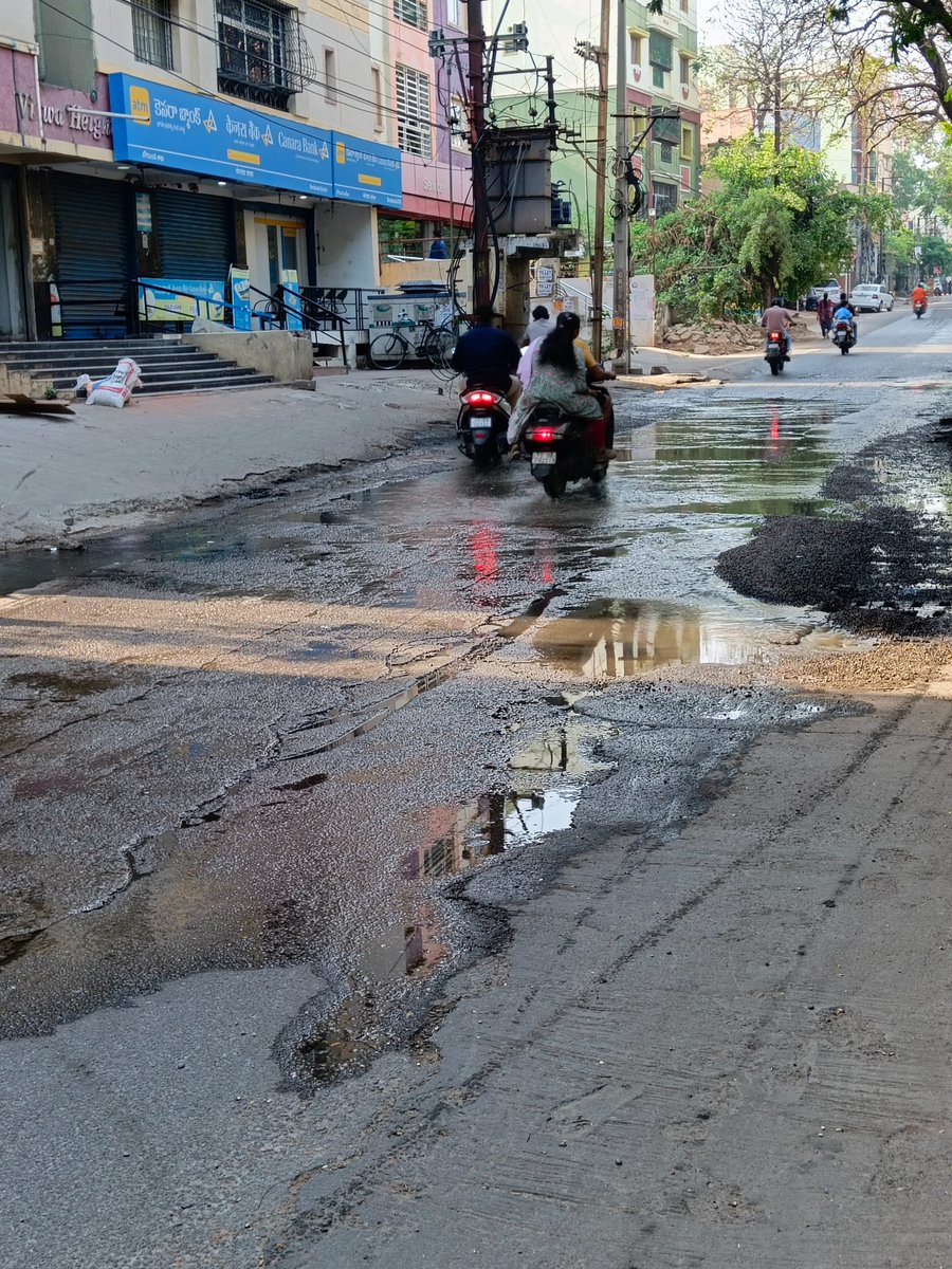 NitinRa109's tweet photo. @HMWSSBOnline @hmwssbdop @Hmwssbdgmkktply area in this pic is a small stretch of road beside Kalyan nagar park. Landmark: CANARA BANK Borabanda branch, next to GMS school (Moti Nagar). SEWERAGE OVERFLOWING FOR MANY DAYS AND NO ACTION FROM HOPELESS HMWSSB https://t.co/ZCIaLSaXe9