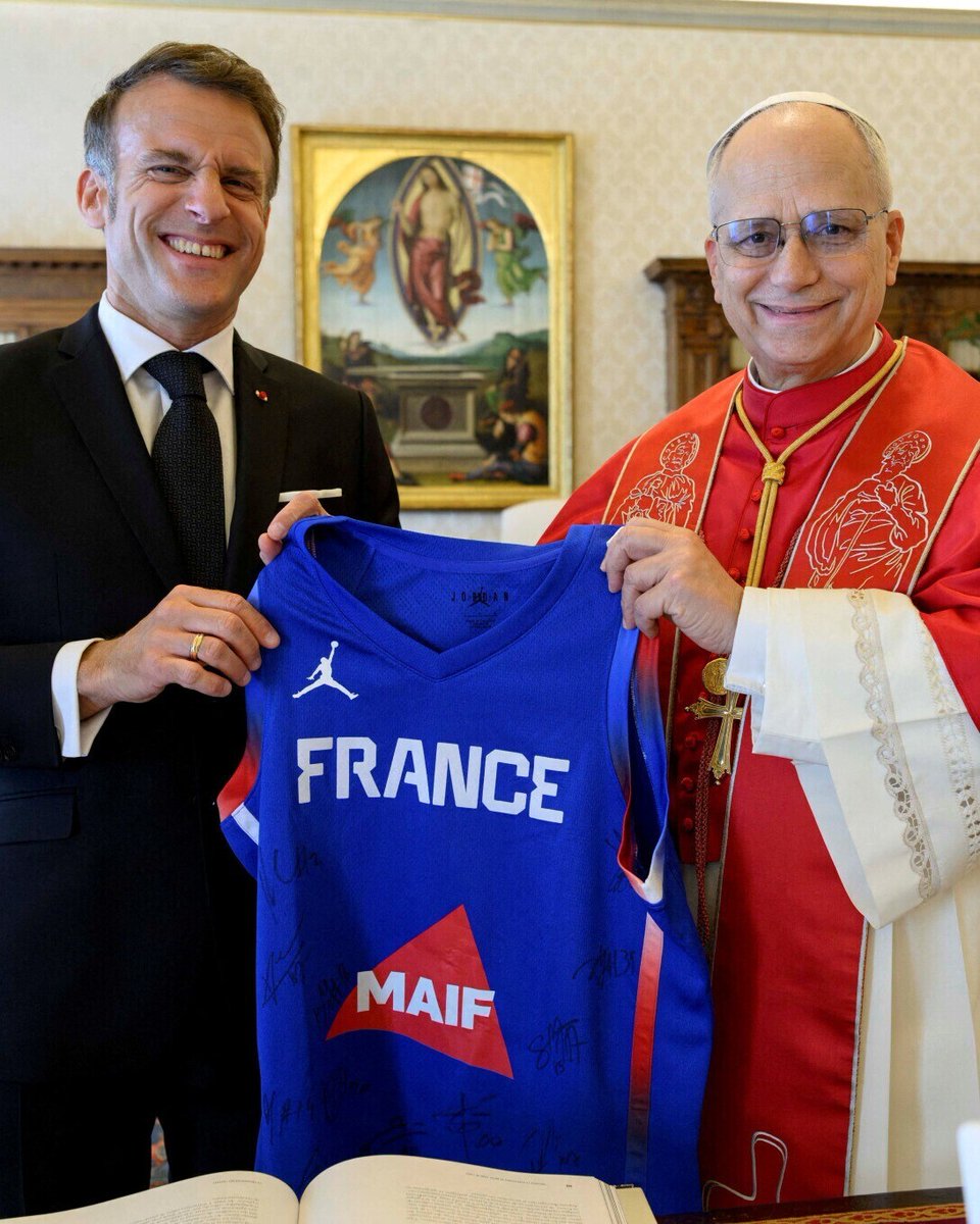 France24_en's tweet image. 🇫🇷 🇻🇦 French President Emmanuel #Macron and his wife Brigitte on Friday met with Pope #LeoXIV in the Vatican.

Macron offered the pope a French national #basketball jersey as a present. The pontiff is known to be a big sports fan, and was seen spinning a basketball with the