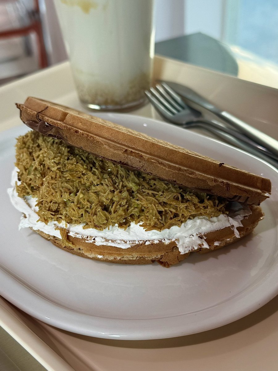 두바이 와플이란 건 비주얼도 폭룡적이고 맛도 폭룡적인 것 가틈,,,(p)