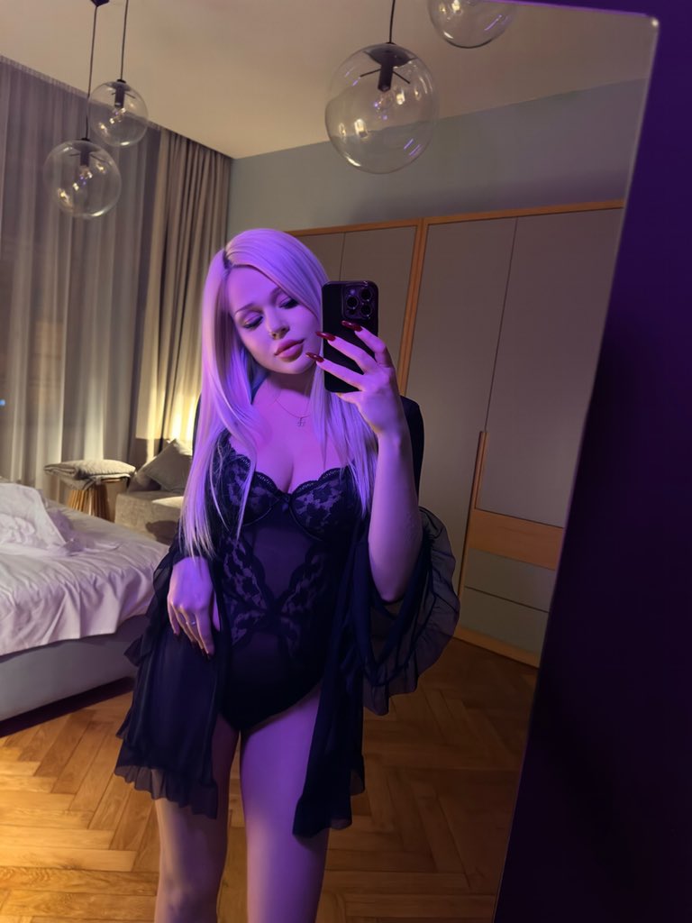 Julia Den Blonde💋 tweet media