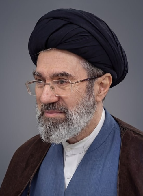 LambeSahamjja's tweet photo. Guys, Reuters baru merilis detail yang selama ini tidak diketahui publik tentang Pemimpin Tertinggi baru Iran.
Mojtaba Khamenei yang baru saja menggantikan ayahnya sebagai Pemimpin Tertinggi Iran mengalami luka berat di wajah dan kaki dalam serangan yang sama yang menewaskan ayahnya.

Dan dia saat ini masih dalam proses pemulihan.
Kenapa ini penting untuk dipahami:
Selama ini kita hanya tahu bahwa Mojtaba naik menggantikan ayahnya. 
Tapi informasi soal kondisi fisiknya hampir tidak ada di ruang publik.

Sekarang Reuters mengkonfirmasi wajahnya mengalami kerusakan serius dalam serangan itu. Kakinya juga terluka berat. 
Dan dia belum pulih sepenuhnya.

Ini menambah dimensi baru dalam membaca pernyataan-pernyataannya:
Beberapa hari lalu Mojtaba mengeluarkan pernyataan tertulis pertamanya sebagai Pemimpin Tertinggi Iran tidak mencari perang, tapi tidak akan melepaskan hak-hak legitimnya.

Pernyataan itu dikeluarkan dalam kondisi dia sedang dalam pemulihan dari luka yang cukup serius.
Bukan dari posisi seseorang yang duduk nyaman di kantor. 
Tapi dari seseorang yang baru selamat dari serangan yang membunuh ayahnya dan masih menanggung luka fisiknya.

Dan ini yang perlu dibaca dengan hati-hati:
Ada dua cara membaca kondisi ini.

Pertama pemimpin yang terluka secara fisik dan kehilangan ayahnya dalam serangan yang sama bisa menjadi lebih moderat. 
Dia sudah merasakan langsung biaya dari konflik ini. 
Dia punya alasan personal untuk menginginkan perdamaian.

Kedua pemimpin yang terluka dan kehilangan ayahnya dalam serangan yang sama juga bisa menjadi lebih keras. 
Luka itu bisa menjadi bahan bakar untuk sikap yang tidak mau berkompromi. 
Tidak ada yang mau terlihat lemah setelah selamat dari serangan semacam itu.

Mana yang lebih dominan dalam diri Mojtaba gue tidak tahu. 
Dan tidak ada yang tahu dengan pasti.
Yang lebih mengkhawatirkan dari sisi operasional:

Pemimpin Tertinggi Iran adalah otoritas tertinggi dalam sistem politik Iran di atas presiden, di atas parlemen. 
Semua keputusan strategis besar melewatinya.

Kalau dia masih dalam pemulihan dari luka berat siapa yang sebenarnya menjalankan keputusan-keputusan itu sehari-hari? 
Apakah ada struktur yang cukup solid untuk memastikan keputusan berjalan dengan baik di tengah kondisi kepemimpinan yang sedang dalam transisi dan pemulihan fisik?

Ini bukan pertanyaan yang ada jawabannya di ruang publik. 
Tapi ini adalah pertanyaan yang sangat relevan ketika negosiasi sedang berjalan di Islamabad dan dunia menunggu Iran untuk memberikan jawaban konkret soal Selat Hormuz.

Dan ini yang paling gue ingat:

Seluruh krisis Selat Hormuz yang sudah berlangsung berminggu-minggu ini 230 kapal tanker terjebak, ranjau tak terlacak di dasar selat, harga minyak melonjak, APBN negara-negara Asia tertekan semua ini berjalan di bawah kepemimpinan seorang pria yang wajahnya baru saja mengalami kerusakan serius dan kakinya masih dalam pemulihan.

Bukan pemimpin yang duduk dari posisi kekuatan penuh. 
Tapi pemimpin yang mencoba menstabilkan negaranya dari posisi yang secara fisik pun belum stabil.

Untuk konteks negosiasi yang sedang berjalan:
JD Vance ada di Islamabad. 
Trump menuntut pembukaan selat yang lengkap, segera, dan aman. 
Iran tidak bisa memenuhi itu karena ranjau yang hilang. 

Dan di atas semua itu Pemimpin Tertinggi yang harus memberikan persetujuan akhir masih dalam pemulihan dari luka berat.
Ini bukan kondisi yang membuat negosiasi menjadi lebih mudah.
