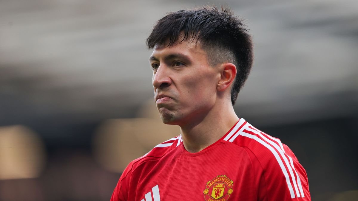SamC_reports's tweet photo. 🚨 BREAKING: Lisandro Martinez will be BACK in the matchday squad for Man Utd vs Leeds, says Carrick. 

Dorgu not available. https://t.co/LhPmsggC4t