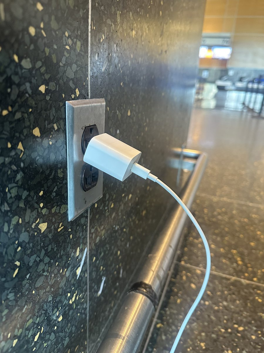 EddyKullen's tweet photo. Every airport outlet is a whore https://t.co/0tx56lypGw
