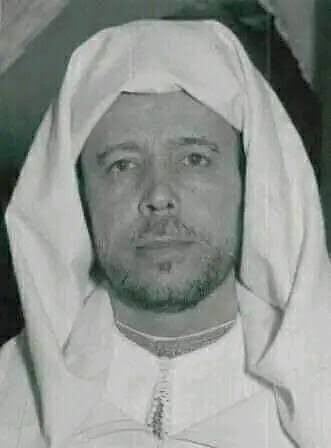 Elotmanisad's tweet photo. من أقوال العلامة #عبد_الله_كنون في حوار له مع مجلة "الكرمل" نشر سنة 1984م هذه الشكوى التي بثها، شاكيا وهو من هو من تعامل الأقران، وربما من هم في مستوى التلاميذ، يقول:
"نحن لا ننصف بعضنا بعضًا أبدًا، روح الأنانية متجذِّرة فينا. كتبتُ عن المغاربة ونوَّهتُ بهم أكثر مما يلزم. لكنّي أوّل من ينكرونني، إنّهم لا يعرفونني. هؤلاء الذين يكتبون أو يبحثون يظنّون أنّني سأزاحمهم. لقد وصلتُ إلى الحدّ الّذي أخجل فيه من الثناء عليّ. نحن لا ننصف بعضنا بعضًا. نعتقد أنّنا بإنصافنا للآخر والاعتراف بما قدَّمه وبَذَله وكأنّه إنقاص لنا. إذن، الحلُّ هو السكوت عنه، أو إنكار وجوده، أو الاستمرار في تحطيمه، هذا غريب!"
رحمة الله على عبد الله كنون وعلى آبائنا ومشايخنا وموتى المسلمين أجمعين