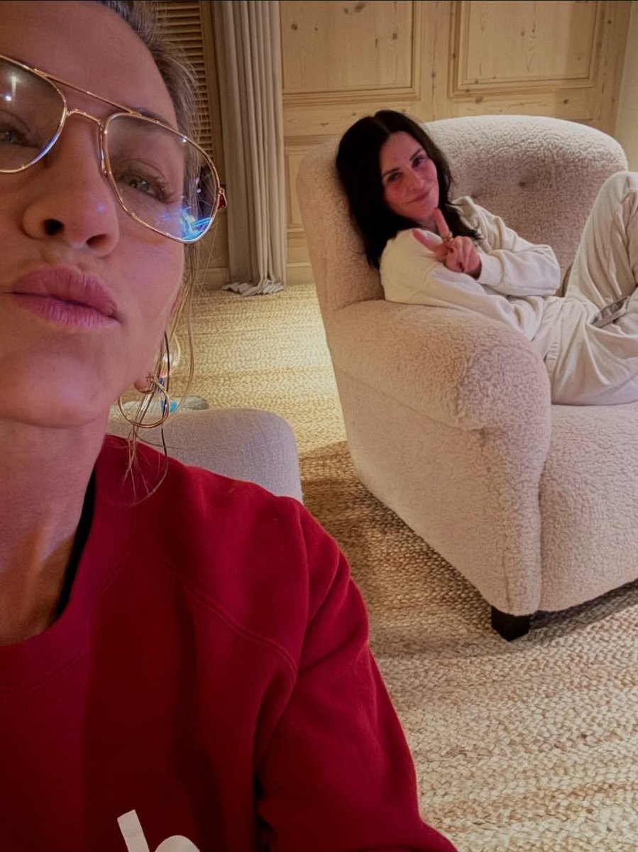 JENNIFER ANISTON tweet media