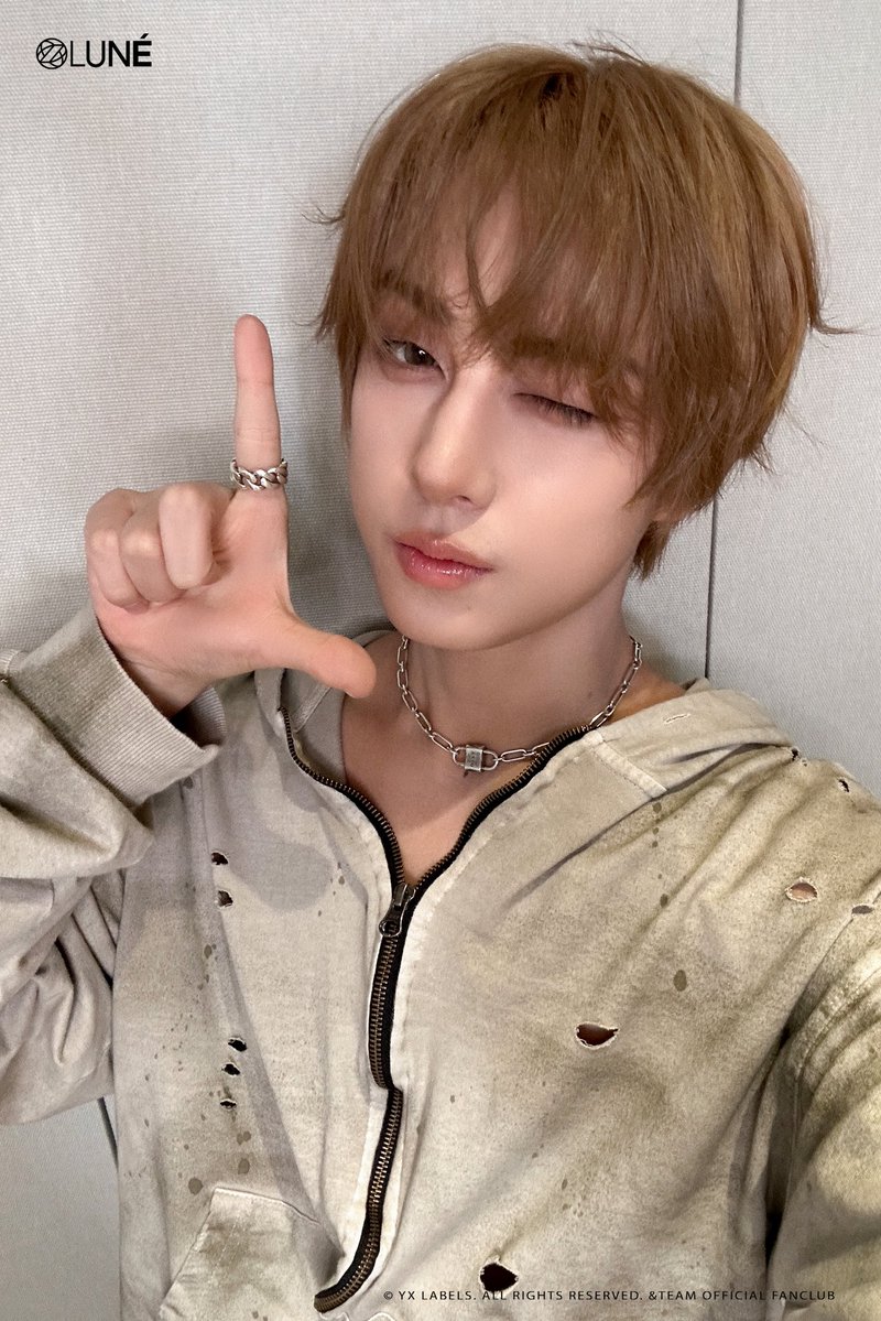 andTEAMluneGBL's tweet image. 🌐 [MEDIA] 260411

&amp;amp;TEAM TAKI for KR 1st Mini Album 'Back to Life' Selfies.

#andTEAM #TAKI #앤팀 
@andTEAM_members