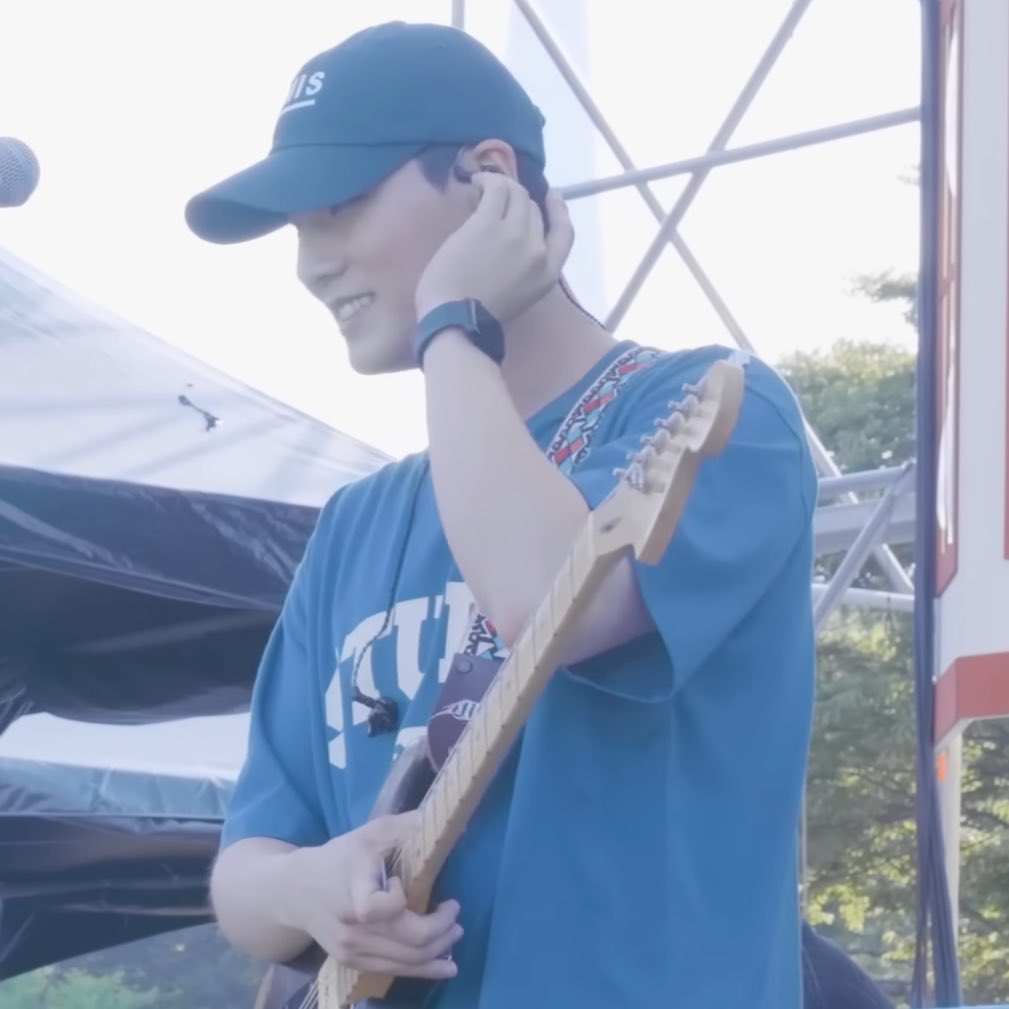 저에게은밀하게잇는 
리미티드23‘영케히애플와치콤 .. 배에서힘들게전파잡아서거는 푸리 전화 알람바로바로 받아야돼서차고다닌걸로 묵어요
